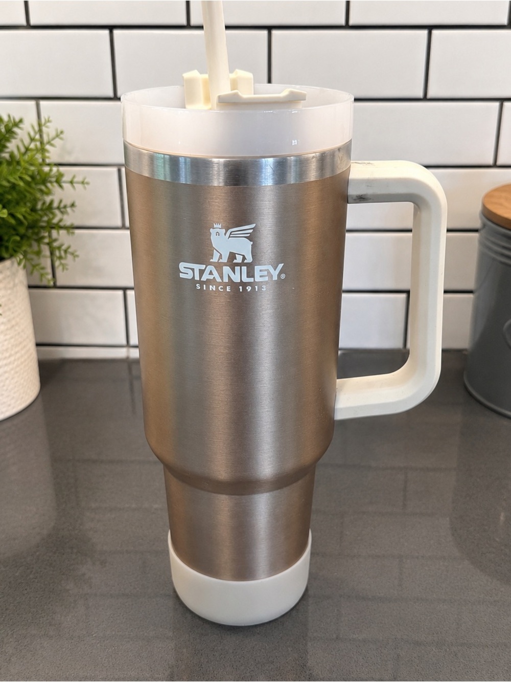 Stanley 40 oz Quencher Tumbler Taupe Cream Handle Straw - Picture 1 of 9